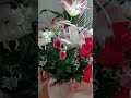 Un aranjament floral cu crini și trandafiri