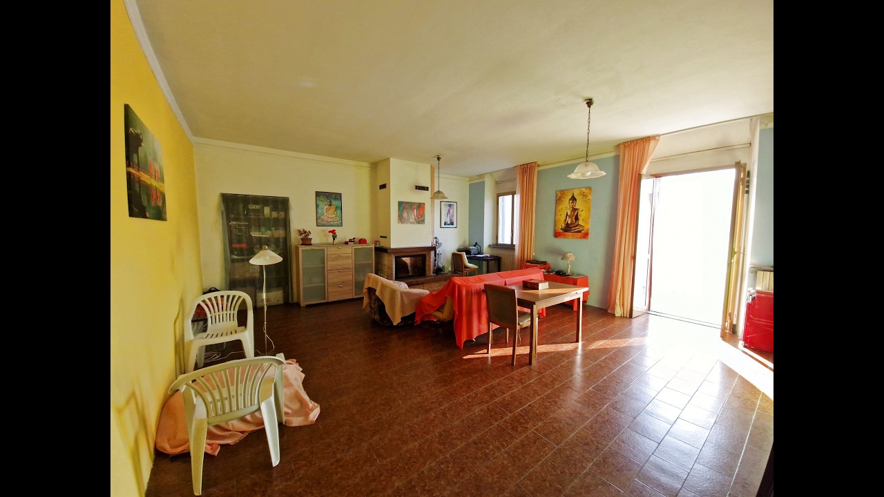 Ampia casa di tre piani in vendita nel centro storico di Castelletto sopra Ticino