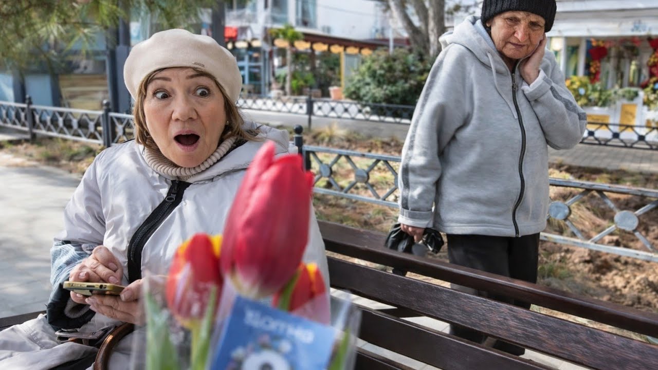 Она сказала «не надо»… но рядом стояла та, кого мы не заметили | Реакция на цветы удивила