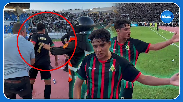 لحظة مغادرة الهبطي للملعب بعد الطرد وسط غضب جماهير الرجاء