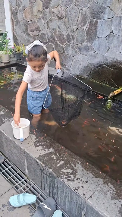The cuteness of Nyi Hyang playing in the fish pond🥰 #kangdedymulyadi #shortvideo