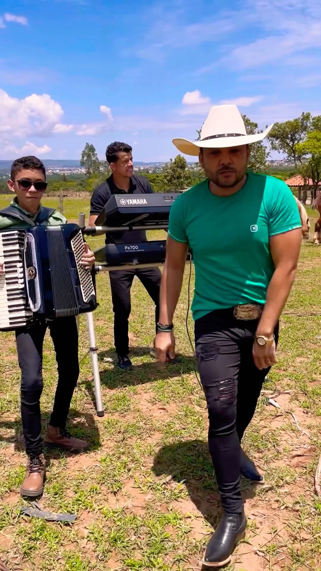 O fenômeno voltou com a nova música forró do meu Goiás #boanoiteee #leaozinho #leãozinho