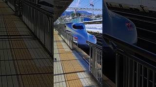小田原駅を出発するN700系 J27編成(N700S)と停車中のN700系 X64編成(N700a)