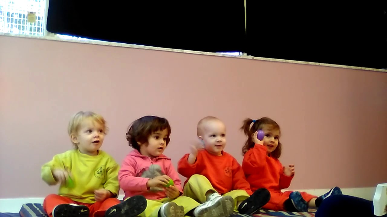 Suenan los instrumentos (tocando por turnos)