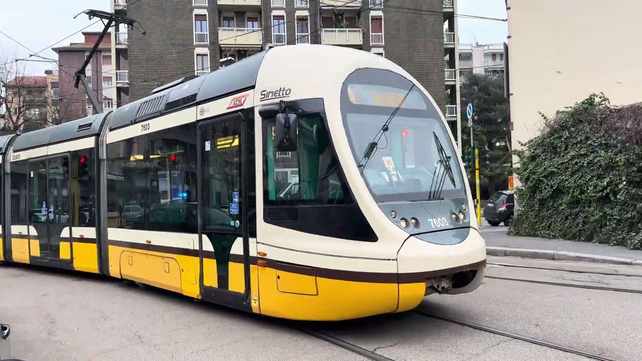 Tram di Milano sull'anello di via Noto bloccati da una macchina escono in retromarcia