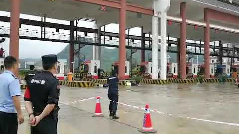 [國內已禁]死倆傷三 收費站黑社會暴砍警察實拍 - 天天要聞