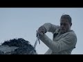 Король Артур вытаскивает Экскалибур из камня  | Меч Короля Артура (2017) | Момент из фильма