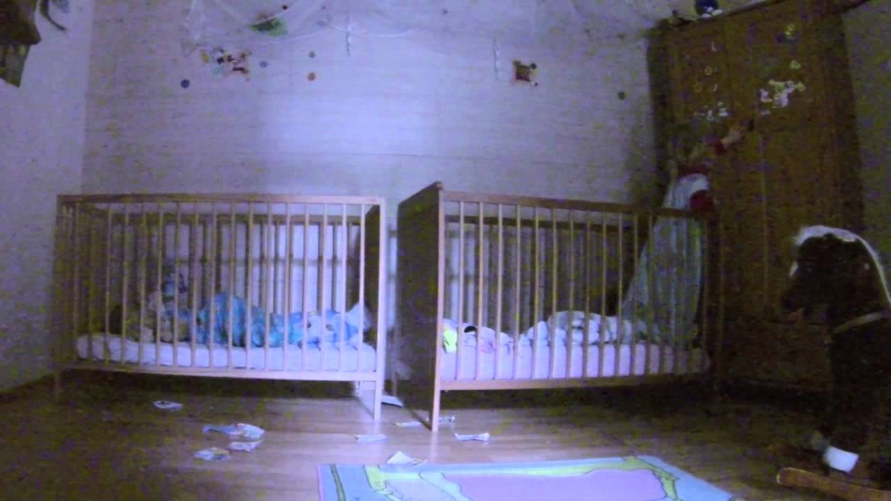 Lustige zwillinge gespräche und aktionen im babybett best of ...