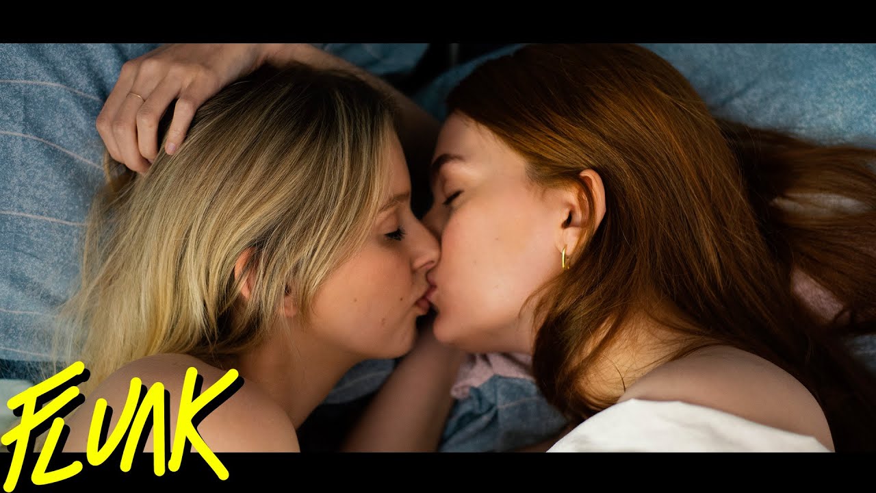 Lesbian kissi g