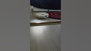 Roborock Qrevo Curv climbs over door sill / threshold