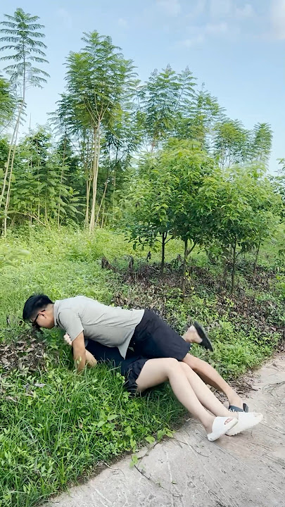How to hug a girl easily😂🤣Daily life of a couple #trending #funny #couple #tiktok #natuanfamily