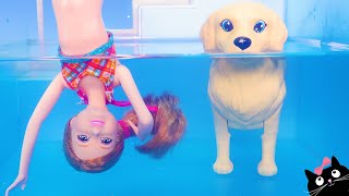Barbie pasa un día divertido en su nueva Piscina 😸 Cat Juguetes