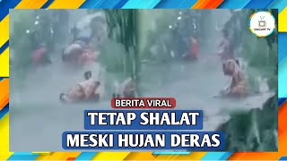 VIRAL! Jemaah ini Tetap Sholat Meski Diguyur Hujan Deras