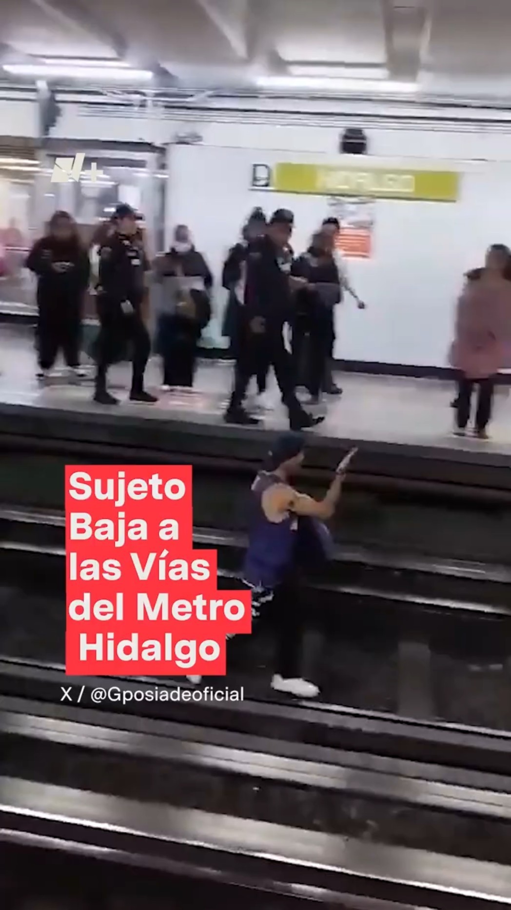 Hombre baja a las vías del Metro Hidalgo y detiene flujo de trenes - N+ #Shorts