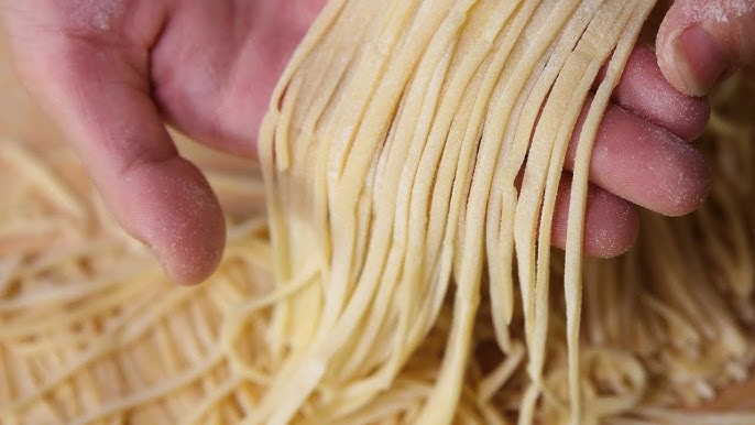 How to make curly ramen noodles. Silicon flaps on the cutter