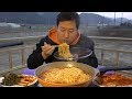 야외에서 먹는 얼큰한 [[열라면(hot spicy instant noodles)]] 먹방!! - Mukbang eating show