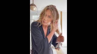 Jennifer Aniston shows up her natural hair, Gorgeous hair