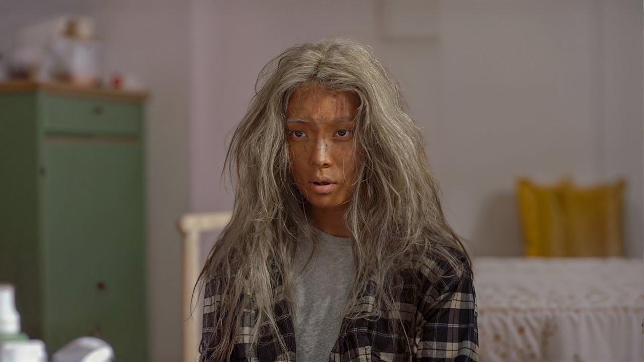 A beautiful 20 year old girl suddenly becomes old because of a love curse.