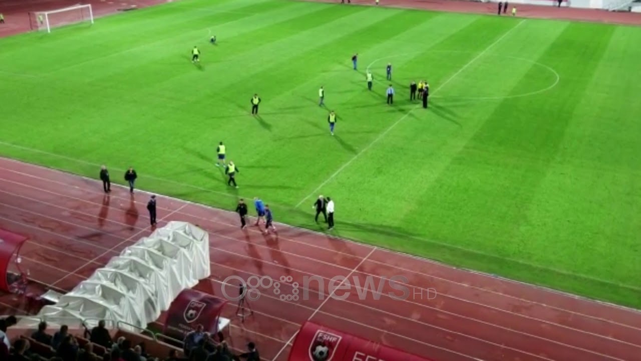 Ora News - Shishe ujë dhe llogari ndaj gjyqtarit, Vllaznia-Bylis mbyllet mes polemikash