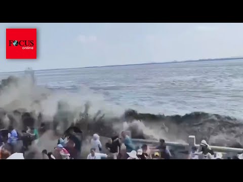 Touristen drängen sich an Damm – dann fegt brachiale Welle alle weg