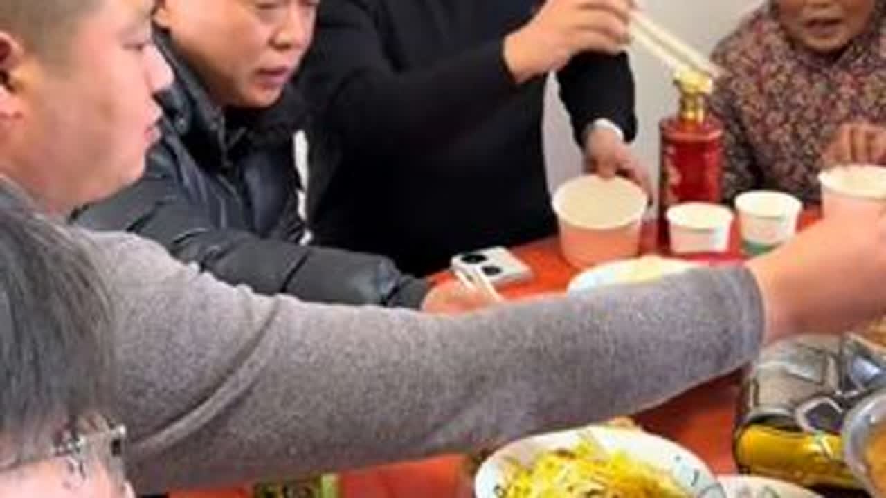 来老乔二姐家拜年，饭菜准备的也太丰盛了，大家看看老乔和她三姐像不像#拜年 #新年快乐 #巨礼烧坊