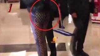 Transparan Pantolunu Yırtılınca 1 Saat Böyle Durmak Zorunda Kaldı.