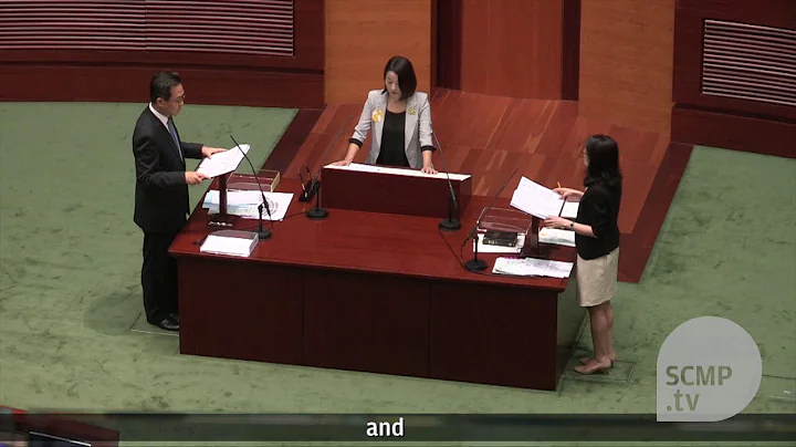 Lau Siu-lai takes the oath in slow-motion
