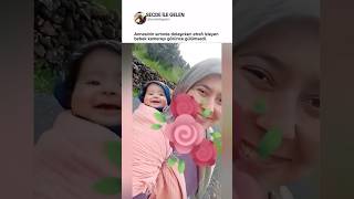 Annesinin Sırtında Dolaşırken Etrafı Izleyen Bebek Kamerayı Görünce Gülümsedi.