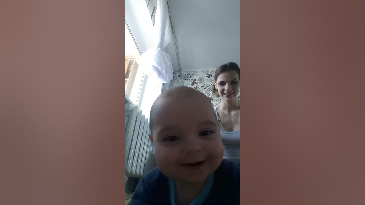 Боится щекотки - YouTube