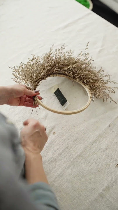 DIY wreath with dried flowers. #diy #driedflowers #decor #christmas