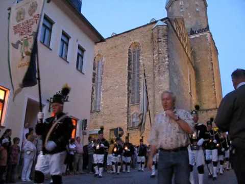 AnlÃ¤Ãlich der Vereinigung der vier Landkreise Annaberg, Aue-Schwarzenberg, Mittlerer Erzgebirgskreis und Stollberg zum neuen Erzgebirgskreis, dem nunmehr bevÃ¶lkerungsreichsten Landkreis Ostdeutschlands, gab es am 02. August 2008 den GroÃen Zapfenstreich. Tausende Menschen versammelten sich auf der GroÃen Kirchgasse und dem Markt in Annaberg-Buchholz, um diesen einmaligen GroÃereignis beizuwohnen. Und wir waren ganz hautnah dabei. Auch vor der BÃ¼hne, wo die ehemaligen LandrÃ¤te JÃ¼rgen FÃ¶rster (Annaberg), Karl Matko (Aue-Schwarzenberg), Udo Hertwich (Stollberg) und Albrecht Kohlsdorf (Mittlerer Erzgebirgskreis) sich gemeinsam mit dem neuen Landrat Frank Vogel und der OberbÃ¼rgermeisterin der GroÃen Kreisstadt Annaberg-Buchholz Frau Barbara Klepsch zur symbolischen Vereinigung trafen. Annaberg-Buchholz ist die "Hauptstadt" des neuen Erzgebirgskreises (KFZ-Kennzeichen ERZ). Eindrucksvoll waren die kleine Bergparade sowie der GroÃe BergmÃ¤nnische Zapfenstreich bei einsetzender Dunkelheit. Link zum Blog: poehlberghexe.blogspot.com Link zum Blogbeitrag: poehlberghexe.blogspot.com