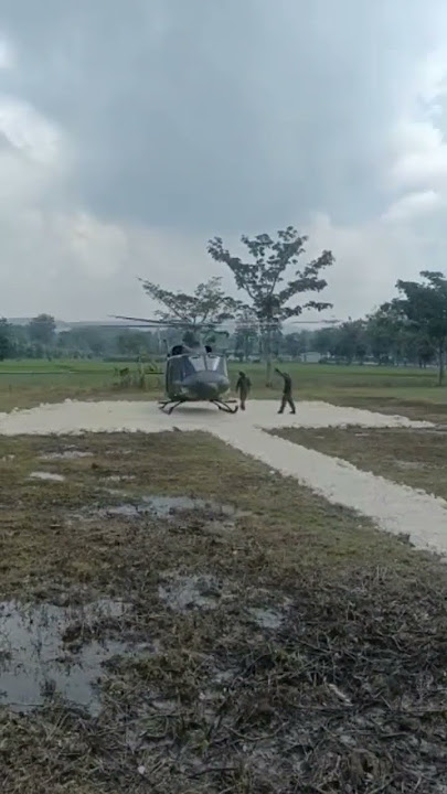 HELIKOPTER mendarat di tengah Sawah #shorts #shortsviral #shortsbeta