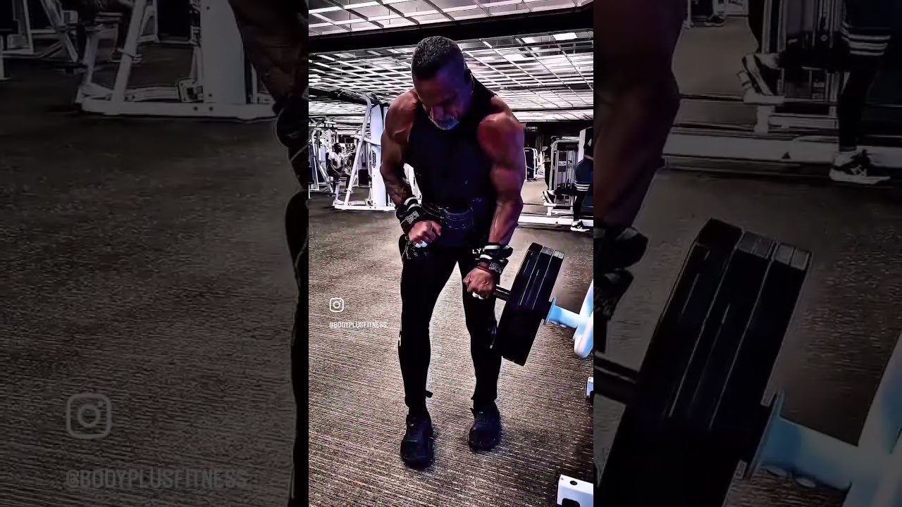 One arm, t-bar shrugs, an amazing way to isolate one trap at a time #motivation #exercise #muscle
