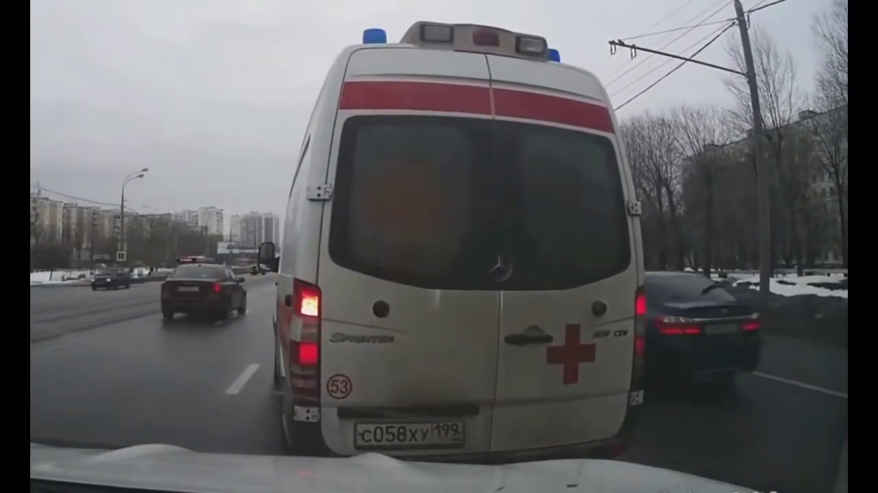 Водитель отказался пропустить скорую