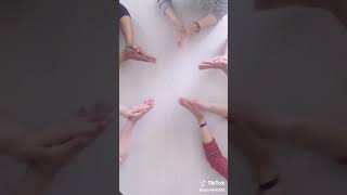 Elleri Masaya Vurma Akımı Yapanlar