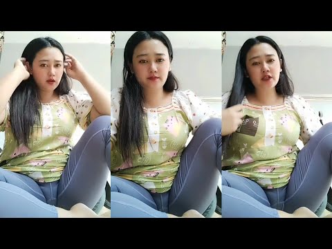 Bunda cantik bibir merah duduk santai live sore