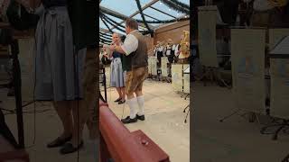 Ein Prosit der Gemütlichkeit. Münchner Oktoberfest Musikanten #Oktoberfest23 #Wiesn #Prost #Bierzelt