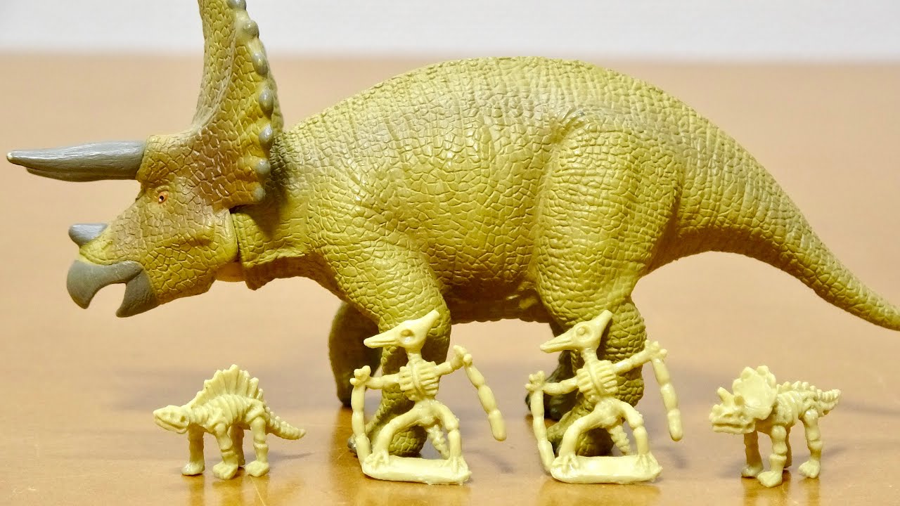 西松屋でゲット 恐竜の骨格模型バスボール 4個 まさかのシークレット出たけど 何の恐竜だろ Youtube