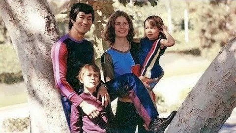 Rare family photos of Bruce Lee, whom you have nev...