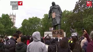 محتجون يشوهون تمثال تشرشلً بعبارة 