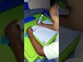 Niño aprediendo a escribir su nombre.