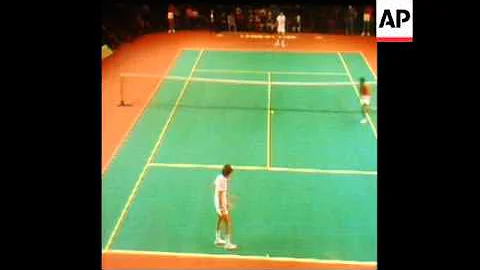 SYND 15 11 75 US TENNIS PLAYER EDDIE GIBBS WINS TH...