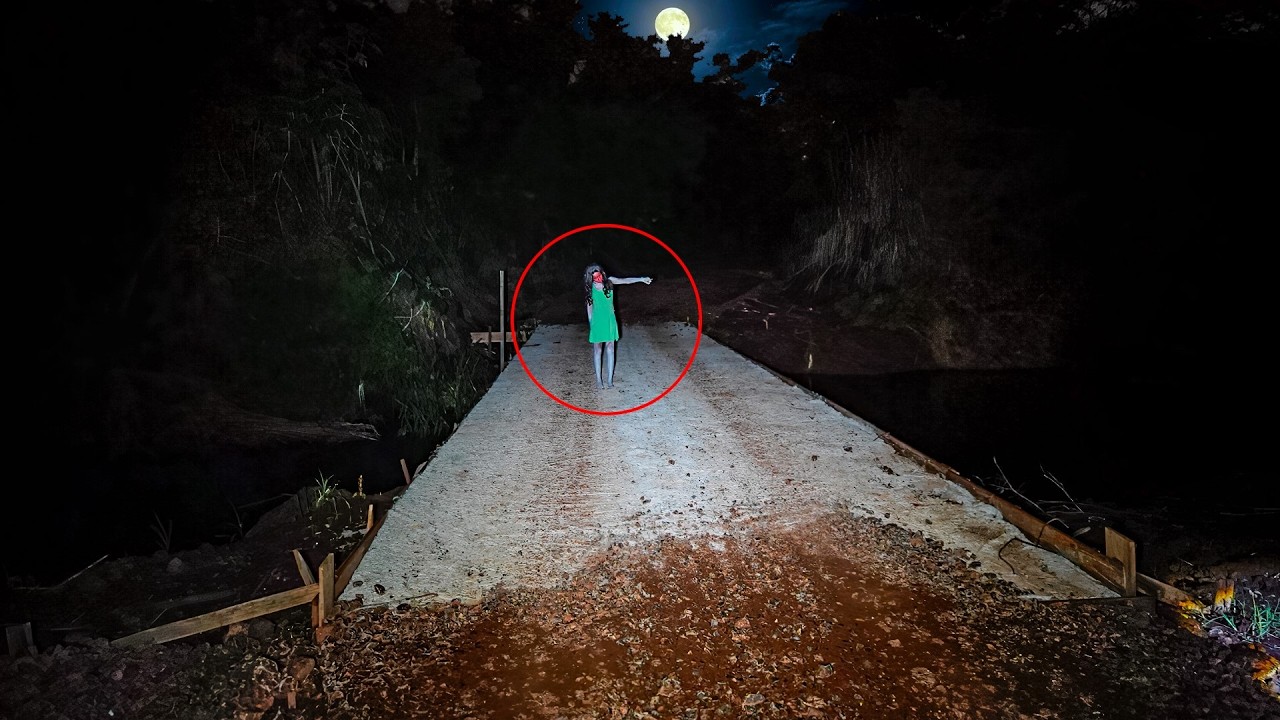 УДИВИТЕЛЬНАЯ ДЕВУШКА В ЗЕЛЕНОМ ПЛАТЬЕ НА МОСТУ ПОКАЗЫВАЛА НАМ кое-что В ЛЕСУ