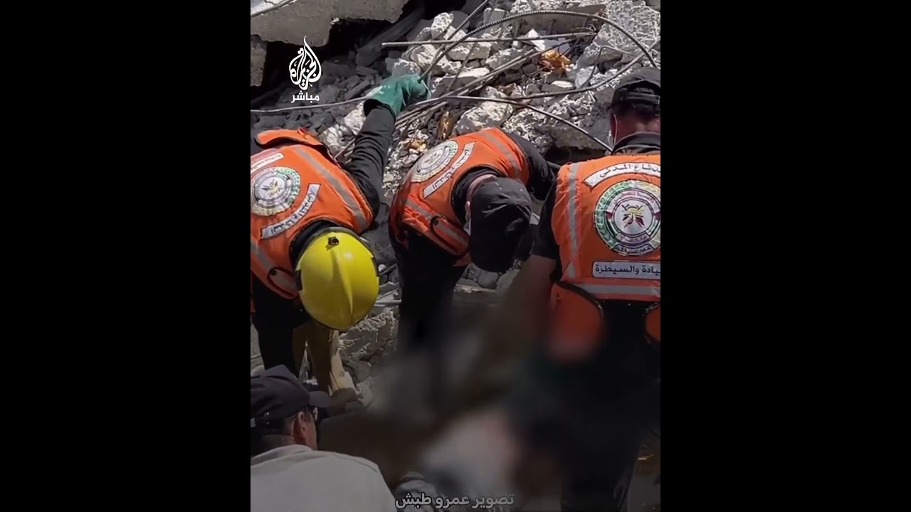 بحسرة وألم.. عائلة زعرب تراقب انتشال جثامين شهدائها من تحت الأنقاض في رفح بغزة