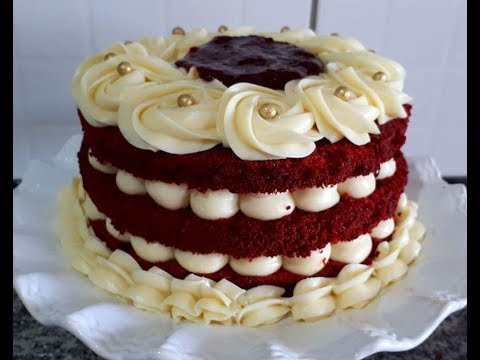 BOLO RED VELVET COM RECHEIO QUATRO LEITES E GELÉIA DE AMORA        |  BOLOS DE VITRINE