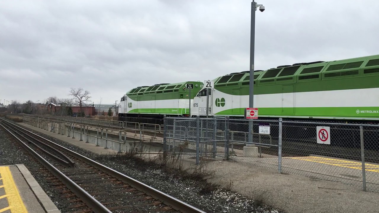Go Train 672 Oakville go station - YouTube