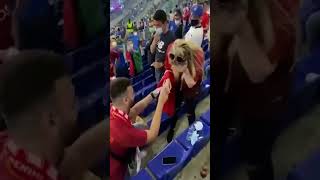 يطلب هذا الرجل موافقة صديقته على الزواج أثناء المباراة الافتتاحية لكأس اليورو شاهد مدى دعمshorts