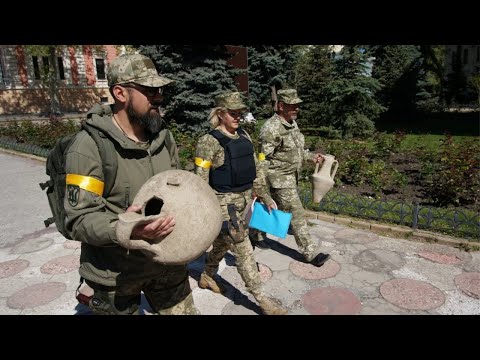 Ukrainian soldiers find ancient amphorae whilst digging defences