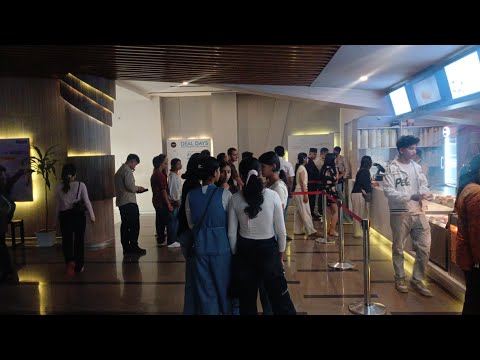 'परालको आगो'ले चितवनका दर्शकको मन जित्यो, हलमा परिवार सहित दर्शक ।