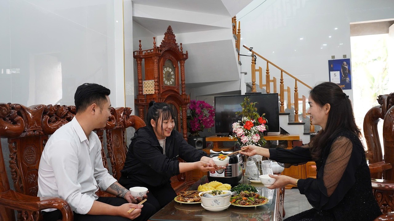 Особый ужин: Ту Ман был рад пообедать в компании семьи генерального директора Туана и его любящей ма